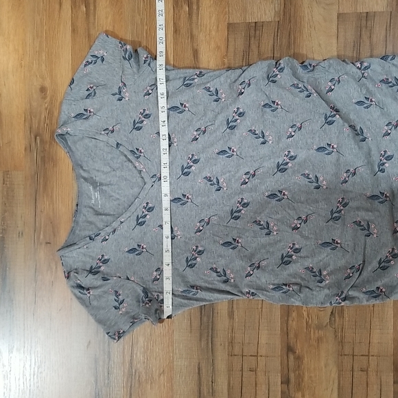 MOTHERHOOD MATERNITY Gray Floral Ruched Side Short-Sleeve Tee Shirt - Picture 4 of 10